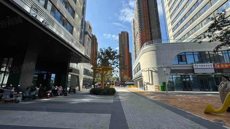 历城区 凤凰北路 万象新天 纯一层 55m² 140万 大堂口第一间