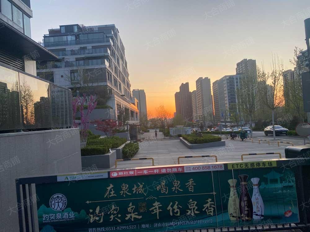 历城区 凤鸣路 城投绿城深蓝时光 纯二层 195m² 年租13万 能餐饮可停车