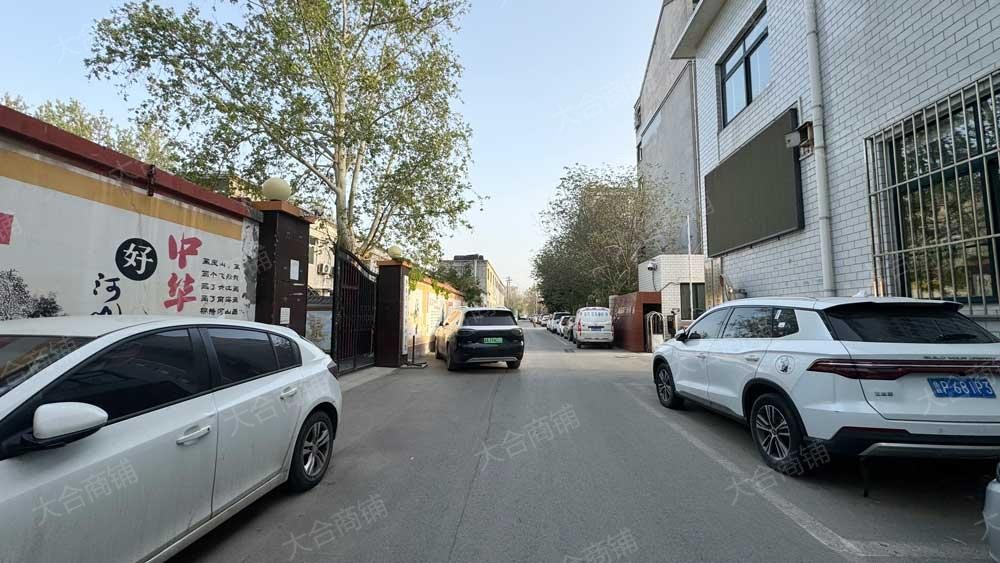 历城 王舍人街道 学校独栋 4500m² 年租金90万 能停车能餐饮